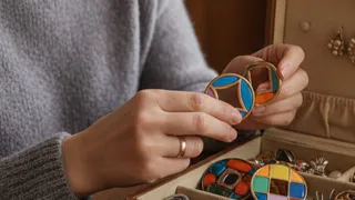 Перебирала бабушкину шкатулку и обомлела: эти советские клипсы теперь стоят как золото - секрет на миллион