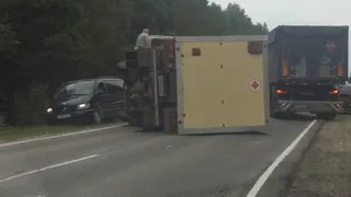 Пришлось объезжать по обочине: в Касимовском районе опрокинулся грузовик