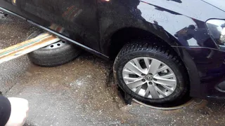 В "Дягилево" уже неделю не могут разобраться, кому закрывать канализационный люк на дороге