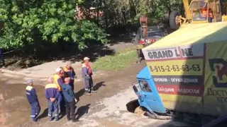 Грузовик провалился под асфальт на Интернациональной