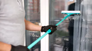 Добавьте 4 ложки в воду - и окна будут как после клининга: кристально чистые и без разводов