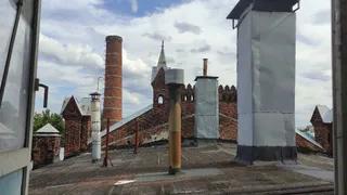 На территории бывшего хлебозавода №1 в Рязани уничтожили старинную кирпичную трубу