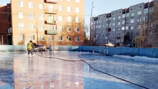 Пензенские коммунальщики заливают новые хоккейные площадки