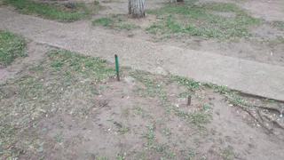 Острые трубы торчат из земли на детской площадке в Нижнекамске 