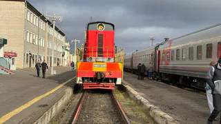 Почему запрещено поворачиваться спиной к проходящему поезду?