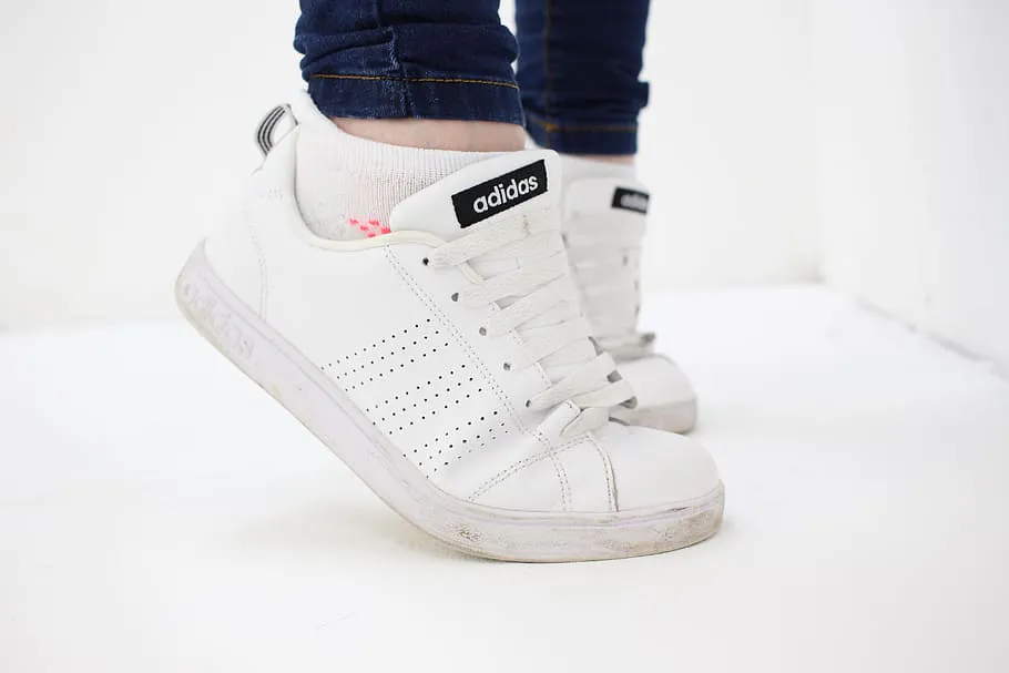 3 капли и трем белую подошву: смоет самые желтые пятна