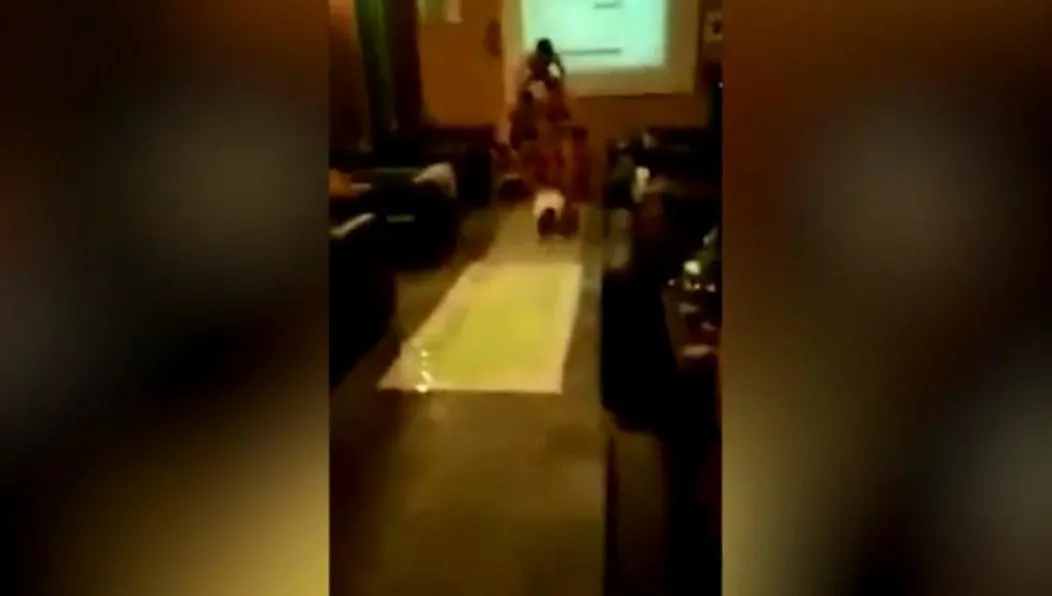 В соцсетях распространяется видео, где группа мужчин на корпоративе играет в боулинг людьми