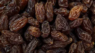 1 столовая ложка — грязь и масляный налет из изюма исчезнут в момент: умные хозяйки моют сухофрукты только так