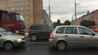 ДТП на Первомайском проспекте - грузовик врезался в легковушку