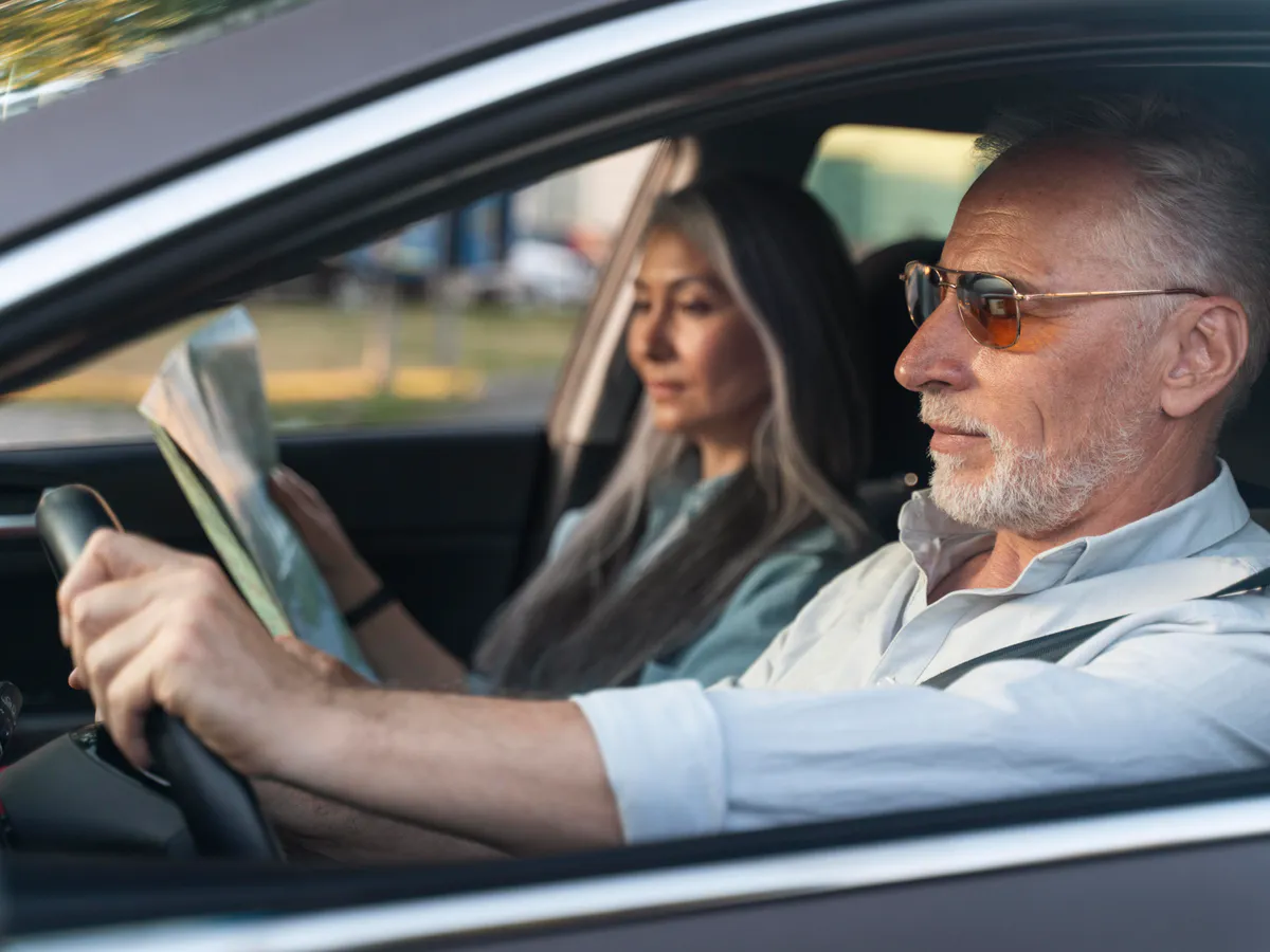 В ГАИ наконец поставили жирную точку: до какого возраста можно водить машину — пенсионерам напомнили о действующих ограничениях