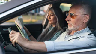 В ГАИ наконец поставили жирную точку: до какого возраста можно водить машину — пенсионерам напомнили о действующих ограничениях