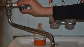 Внезапный фонтан: на улице Дзержинского прорвало трубу