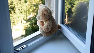 Малыш выпал из окна в Брянской области.