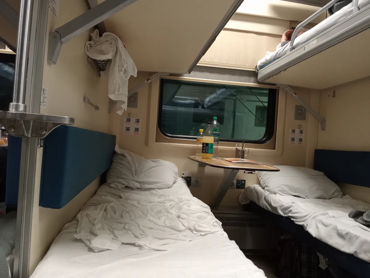 «Пусть едят стоя!»: пассажиры с нижних полок нашли лазейку в новых правилах и не пустили поесть
