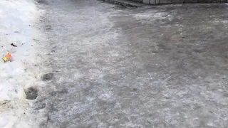 Достаем коньки: тротуар на Новоселов превратился в каток