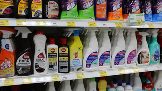 Стакан на ведро — и ламинат с линолеумом чистые до неприличия: теперь все остальные средства не использую — и убираюсь реже