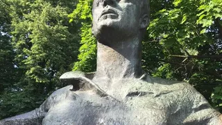 С помощью специального средства: в Рязани очистили памятник Сергею Есенину