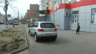 Мастер парковки - водитель оставил автомобиль  в зоне разгрузки товара