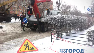 В Дашково-Песочне прорвало трубу: фото от очевидцев