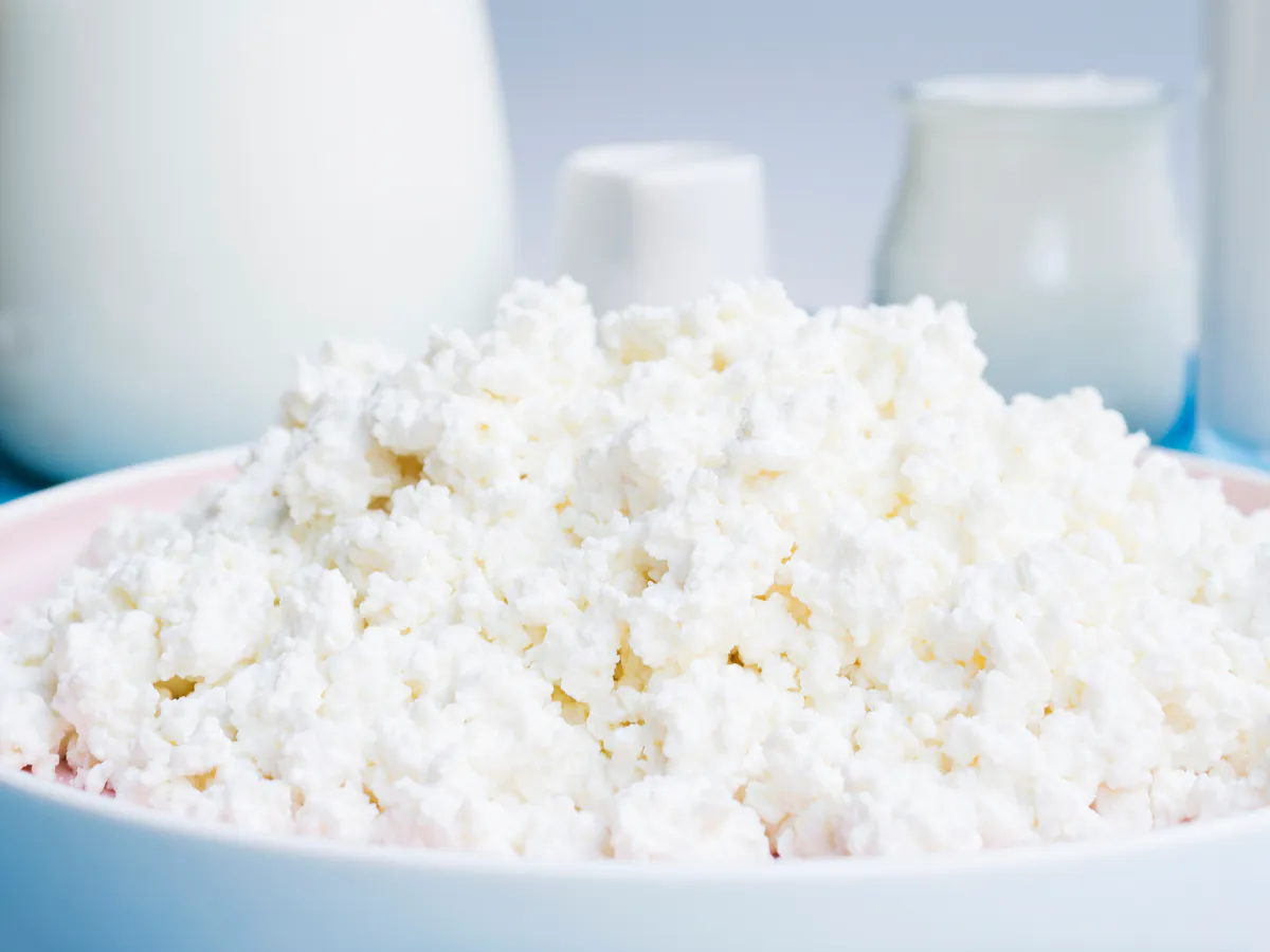 Роспотребнадзор предупреждает об опасном твороге: не покупайте его