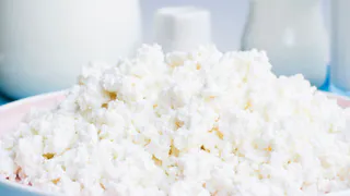 Роспотребнадзор предупреждает об опасном твороге: не покупайте его