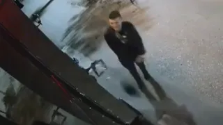 В Рязани на видео попал любитель разбивать палкой фонари