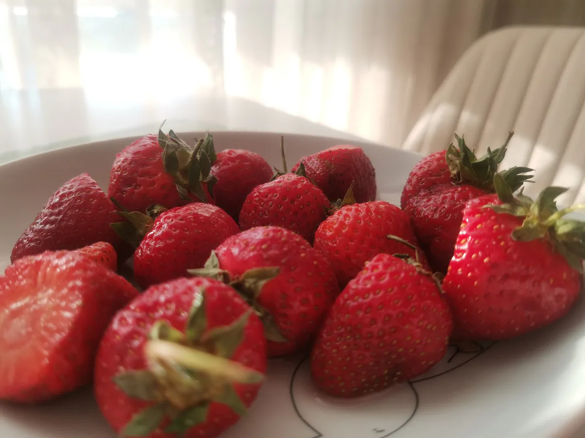 При первой обработке – обязательно, смешиваем 12 г с водой – собираем клубнику тоннами: ягоды словно с картинки