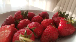 При первой обработке – обязательно, смешиваем 12 г с водой – собираем клубнику тоннами: ягоды словно с картинки