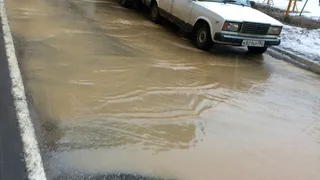 На улице Новоселов из-за аварии случился потоп