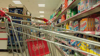 Жалоба от читателя: грязная детская обувь в продуктовой тележке