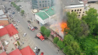 В центре Рязани загорелся деревянный дом