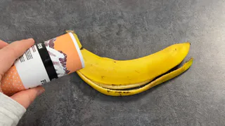 Банановую кожуру присыпаю солью - и всю зиму не могу нарадоваться своей смекалке: лучший лайфхак для лентяев