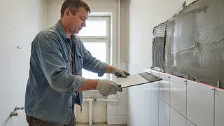 Плитку в ванной клеить сегодня не модно: мастера выбирают новый материал - в разы долговечнее и дешевле