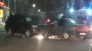 На проезде Шабулина столкнулись Тойота и Рено, пострадали люди