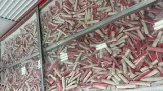 Эти три буквы отличают качественные крабовые палочки от дешёвых из бросовой рыбы. Ищите их на упаковке