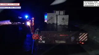 В Коми "Нива" врезалась в стоящую фуру: пострадал один из водителей