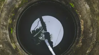 Выгребную яму можно больше не чистить: добавьте всего лишь горсть копеечного средства