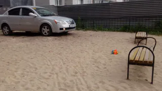 Ничего святого. Рязанский водитель припарковал авто в детской песочнице