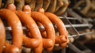 Варить сосиски в оболочке или без — профессиональные кулинары знают правильный ответ: готовим простое блюдо правильно