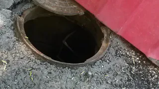 В Канищеве дети рискуют провалиться в открытый люк