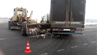 В Рязанской области столкнулись автогрейдер и фура