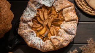 Замешать 5 минут и в духовку – ароматный яблочный пирог готов: съедается до того, как успеет остыть — прекраснее шарлотки