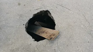 Это провал: на Октябрьской улице образовалась глубокая дыра