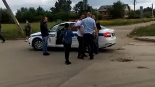 "Не мое дело, да?": жители Дягилева устроили разборки с сотрудниками ДПС