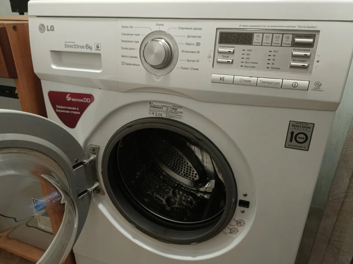 Просто бросьте шарик из фольги в стиральную машинку: узнала, что всю жизнь стирала вещи неправильно - теперь все сияет даже без порошка