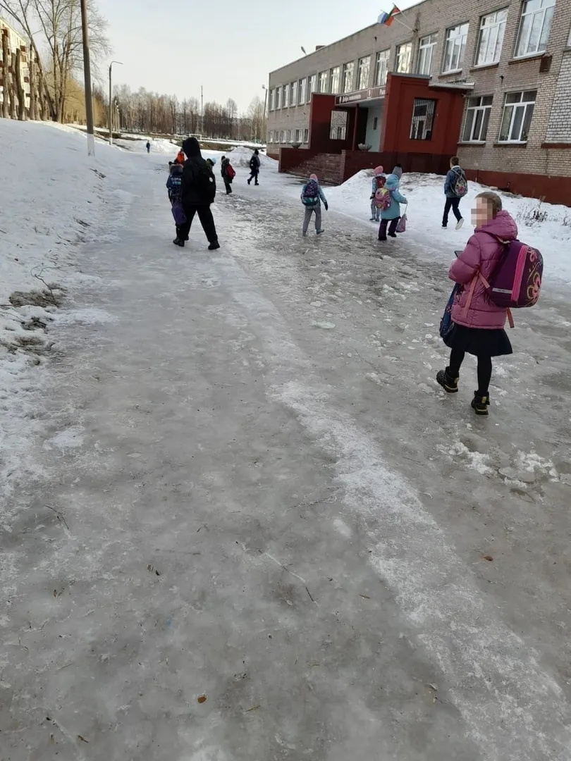 Радоваться или горевать? В Нижнекамске перед школой образовался каток
