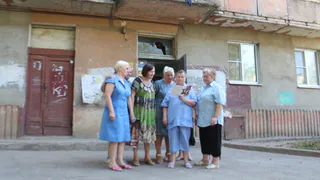 Горожане обнаружили свой облезлый дом в красивой брошюре депутата…капитально отремонтированным