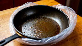 Кладу сковороду в полиэтиленовый пакет, нагар отлетает в миг, больше ничего не прилипает — любуюсь отражением