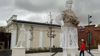 В Рязани устанавливают останки скульптур, поднятые из Оки