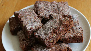 Включать духовку не придется: нежный шоколадный торт за 12 минут — готовится быстро и просто, получается пропитанным и вкусным
